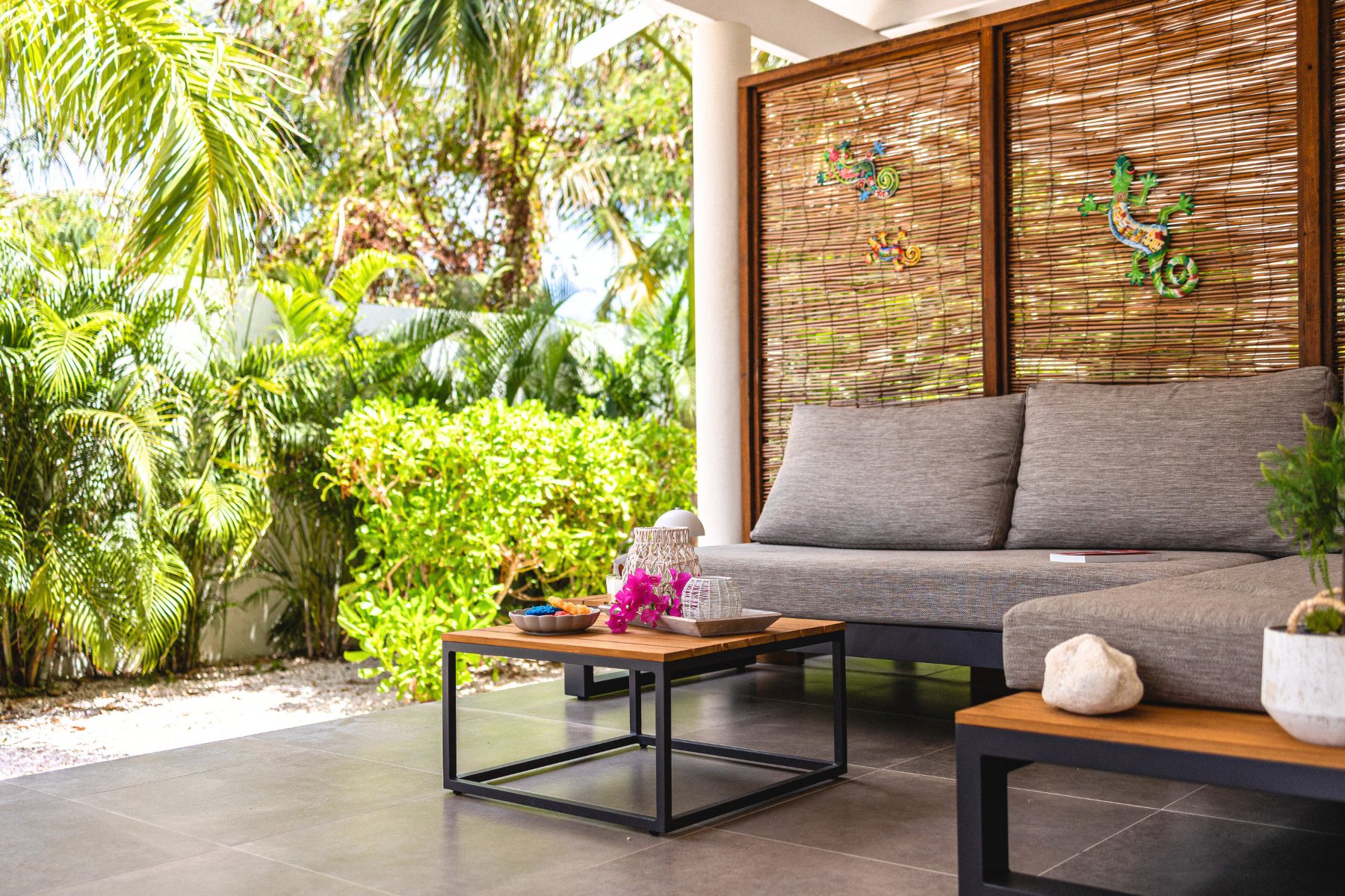 Overdekte porch met lounge en tropische tuin — Pal'i Koko Curaçao